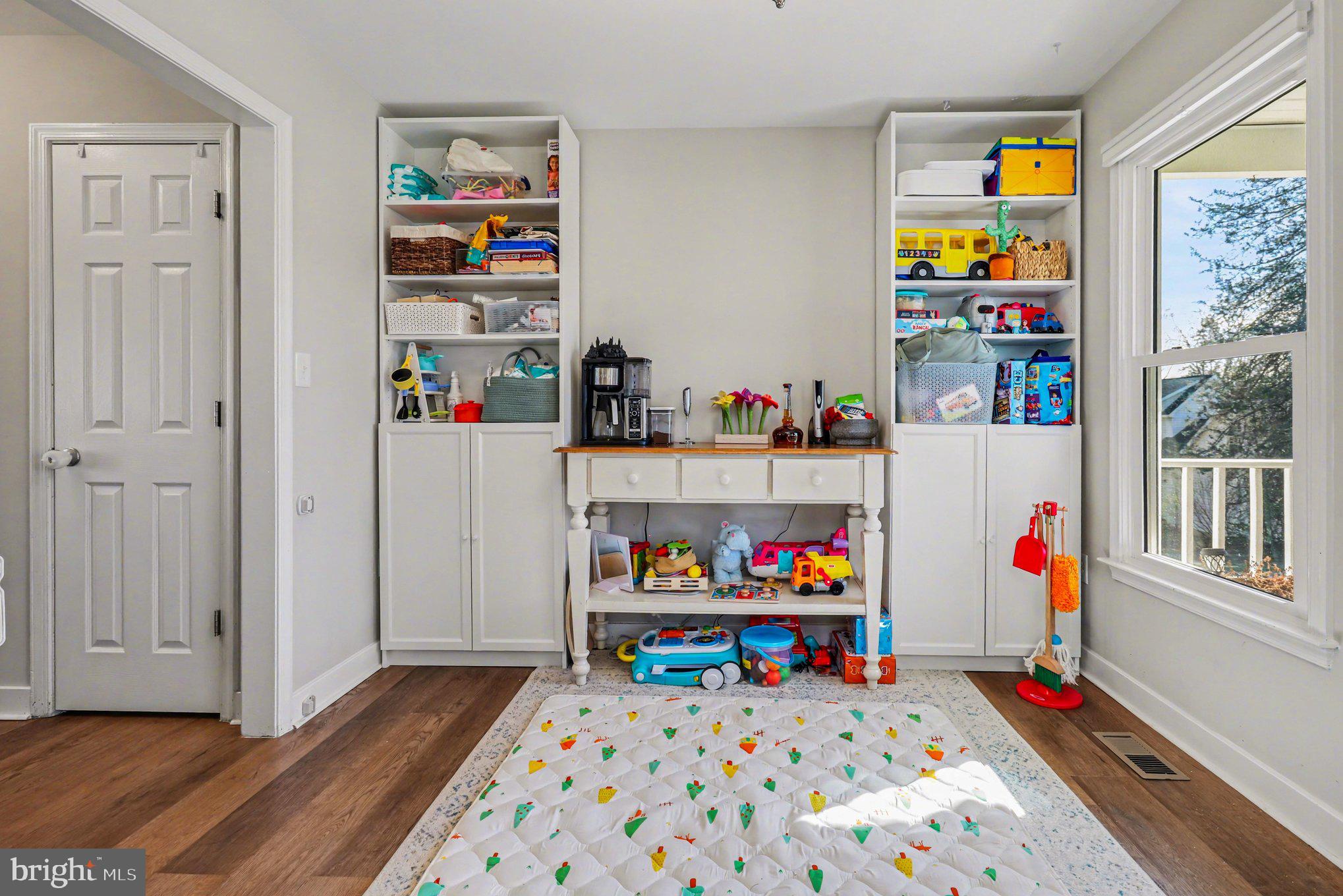 PIEDMONT SQUARE - Residential