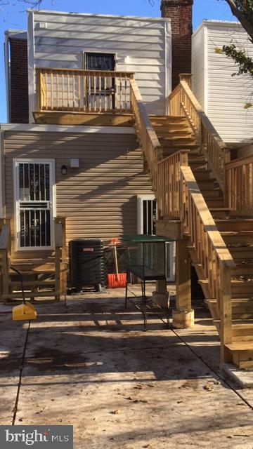 This rental is designed as 2 apartments in 1.   It has a full bathroom,  kitchen and laundary.  2nd floor consists of  3 bedrooms,  bathroom,  kitchen and laundry.