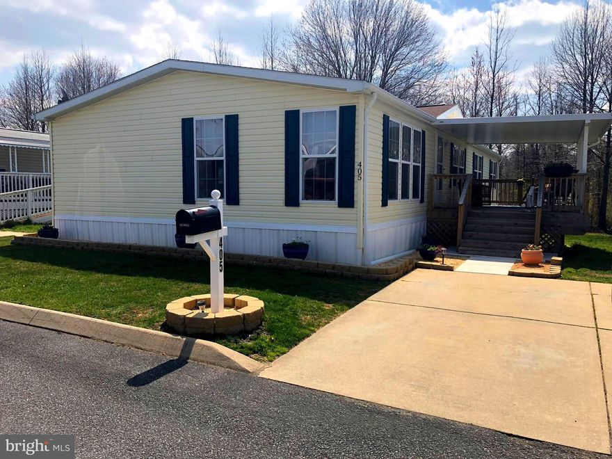 Luxurious 3 BD/2 BA 2002 Manufactured Home in Biscayne Bay! Gourmet kitchen w/ center island, drywall, crown molding thru-out, MBR has walk in closet & MBath w/Soaking jet tub, double sinks, & separate shower. Updates include hot water heater, Pergo floors, Silver-top insulated awning, front deck, small pet welcome, SHOWS LIKE A MODEL! Buyers Must Be Park App w/$35 App. Fee! Current mnth rent $579