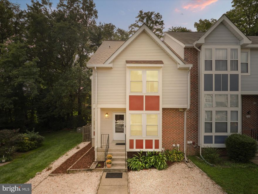 Stunning contemporary spacious  end unit townhome. The home features 3 bedrooms ,21/2 bathrooms over 3 levels. Main level gourmet kichen,new refrigerator,new dishwasher,quartz countertops and new ceramic floors. Wood floors in front entrance and formal dining area.Second level  a luxury  livingroom great to entertain guest and family .
Lower level is perfect for relaxing in the recreation room. From the basement you can access the serene backyard patio.Freshly painted , new recess lights,new washer ,new roof ,renovated  kitchen and bathrooms.