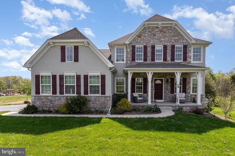 Photo of 51 Cobble Lane, ELIZABETHTOWN, PA 17022 (MLS # PALA2068716)