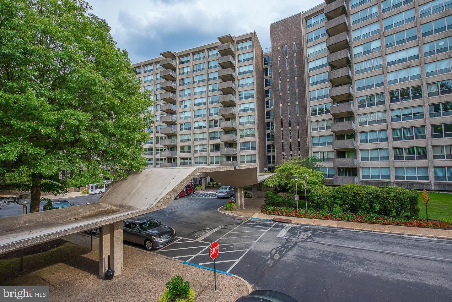 3 Bedroom, 3 full Bath condo is located on the 10th floor of the East building. The living and dining areas are spacious and bright w/ new wood floor. The Kitchen has been remodeled with stainless steel appliances. The Main bedroom offers a large walk in closet and shower. Large 2nd Bedroom w original Bathroom. Third Bedroom is off the Dining rm can be used as a bedroom or can be a perfect space for an office or an extra sitting area. The condo also have a Third bathroom with a shower. Please bring your love and Touch.
There is a separate laundry area with a new washer and Dryer along with additional closet space. The unit also has 1 deeded indoor parking space.