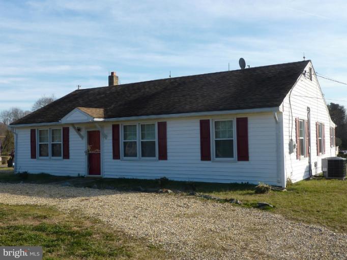 Well maintained 3BR/2BA rental with master suite, kitchen, separate dining room, living room, and large family room on over two acres. New carpet! No pets, Shows well!