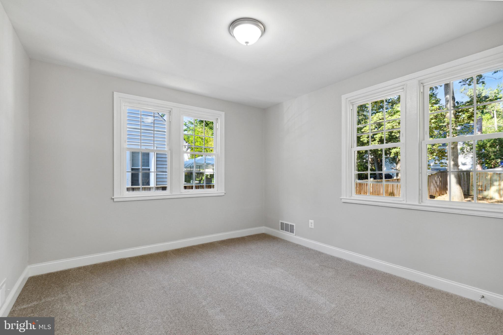 HOLLYWOOD ON THE HILL - Residential