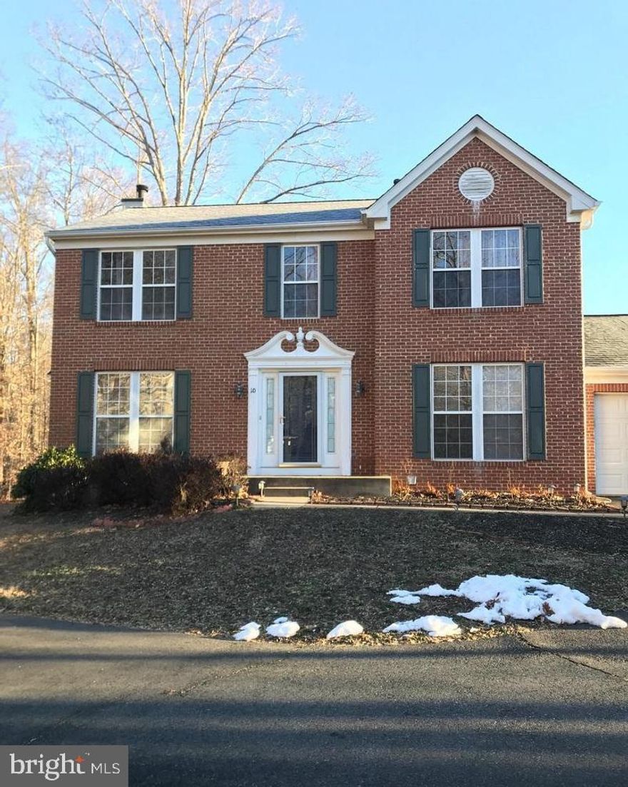 Beautiful  3 Levels Single Home, 4 Bedrooms and 3.5 Bathrooms. Spacious kitchen with large breakfast area. Formal living room, Formal Dinning room, hardwood floor on main level, nice size deck, Walkout Basement. Close to shopping center, Waltmart, University of Mary Washington, restaurants and more