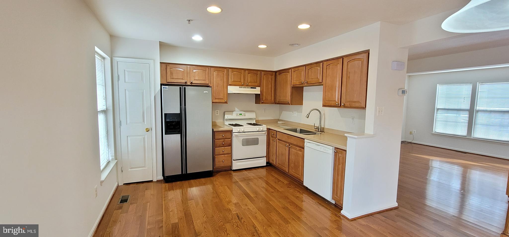 VILLAGE TOWNS - Residential Lease