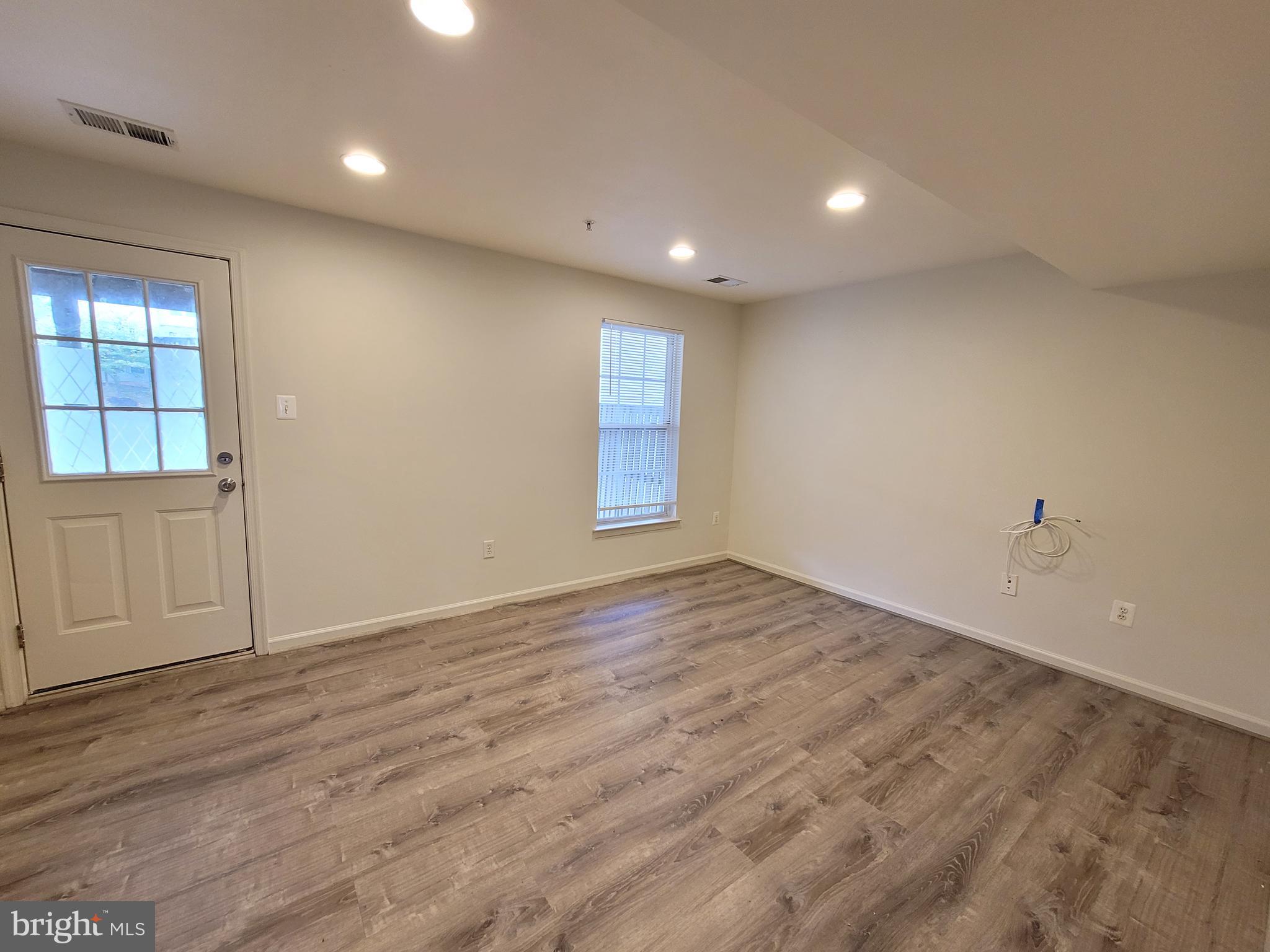 VILLAGE TOWNS - Residential Lease