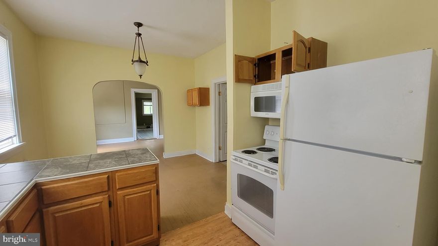 1 - 2 BEDROROOM APT IN A 4 UNIT BUILDING . TENANT PAYS OWN ELECTRIC. READY FOR IMMEDIATE OCCUPANCY. THERE IS A COIN-OPERATED LAUNDRY IN THE BASEMENT. RENT INCLUDES WATER, SEWER, AND TRASH