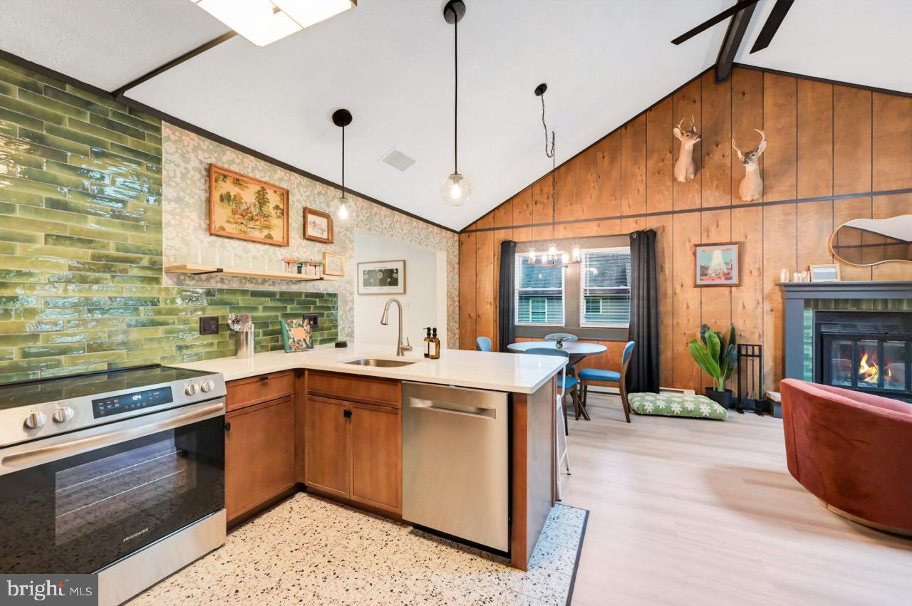 10 RED OAK ROAD