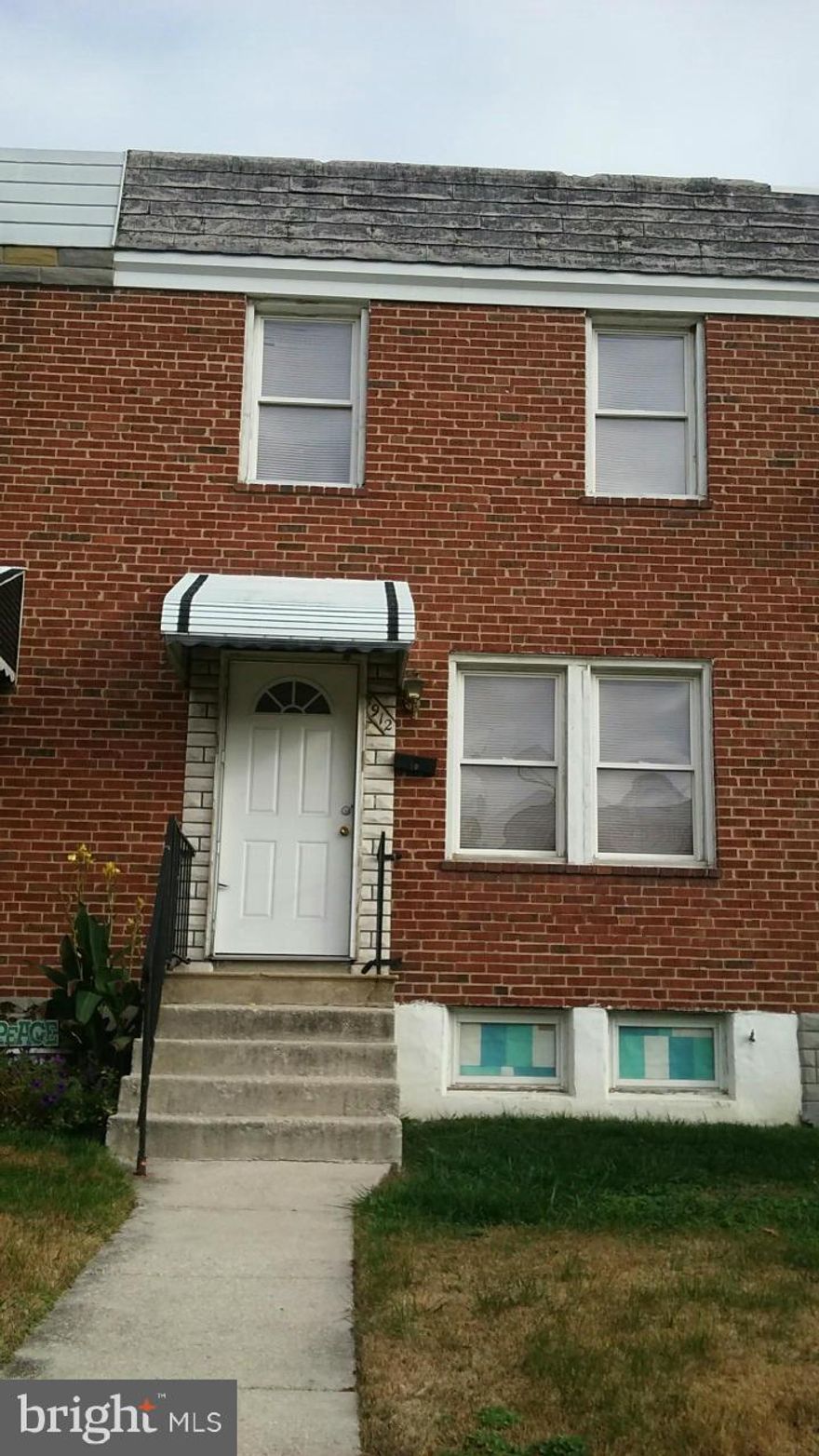 2 bedroom 1 bath rowhome needs work. Convenient to shopping, schools and main roads.