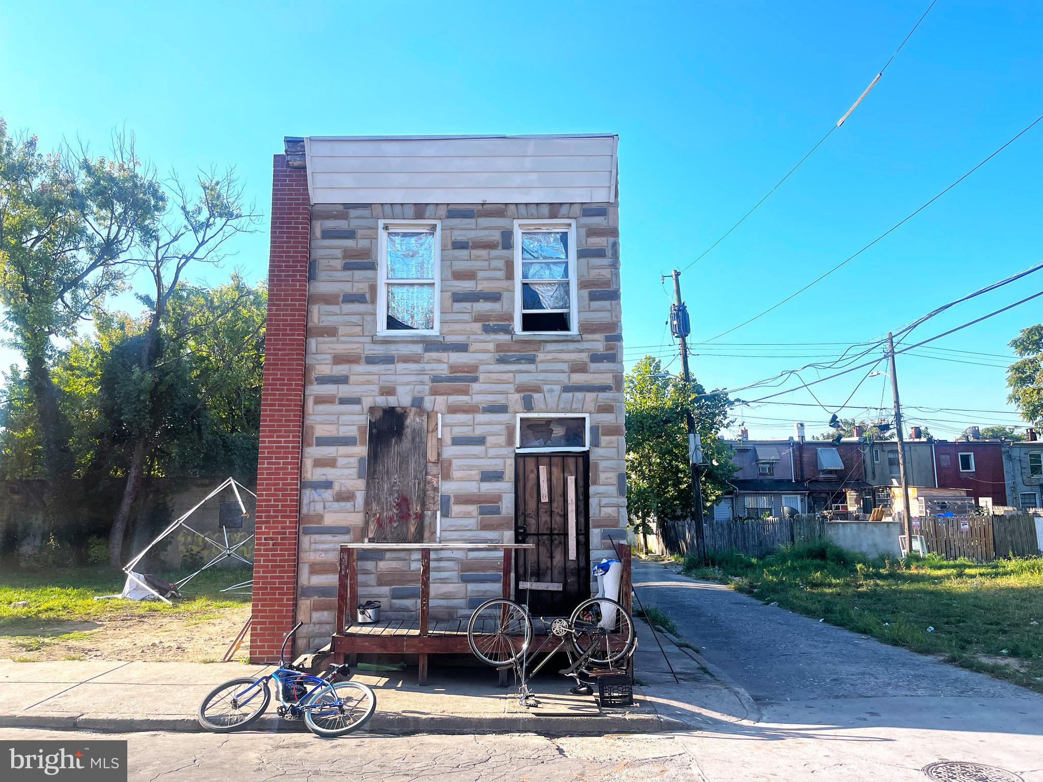 ONLINE AUCTION: Bidding begins 06/13/2025 @ 10:00 AM. Bidding ends 06/17/2025 @ 12:00 PM. List Price is Suggested Opening Bid. 2 Story Detached Home located in the Carrollton Ridge area of Baltimore City. Residents can enjoy the nearby attractions such as Carroll Park, Carroll Park Golf Course, Westside Shopping Center, Mount Clare Junction Shopping Center, Grace Medical Center, & West Baltimore MARC Station. Property is Vacant. Easy Access to Major Traffic Artery Wilkens Ave. Deposit: $5,000.