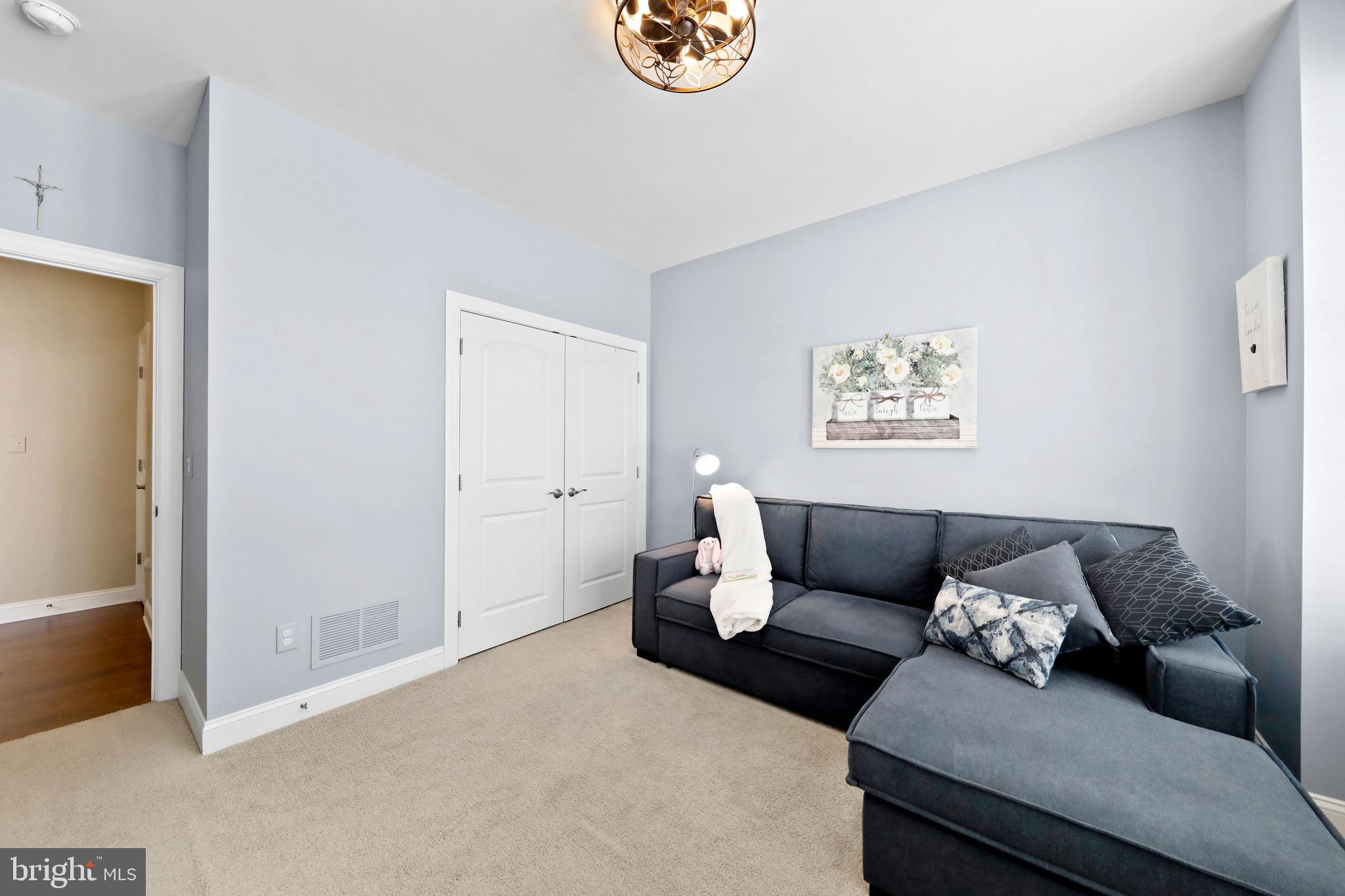 5 ACRES AND INDEPE - Residential