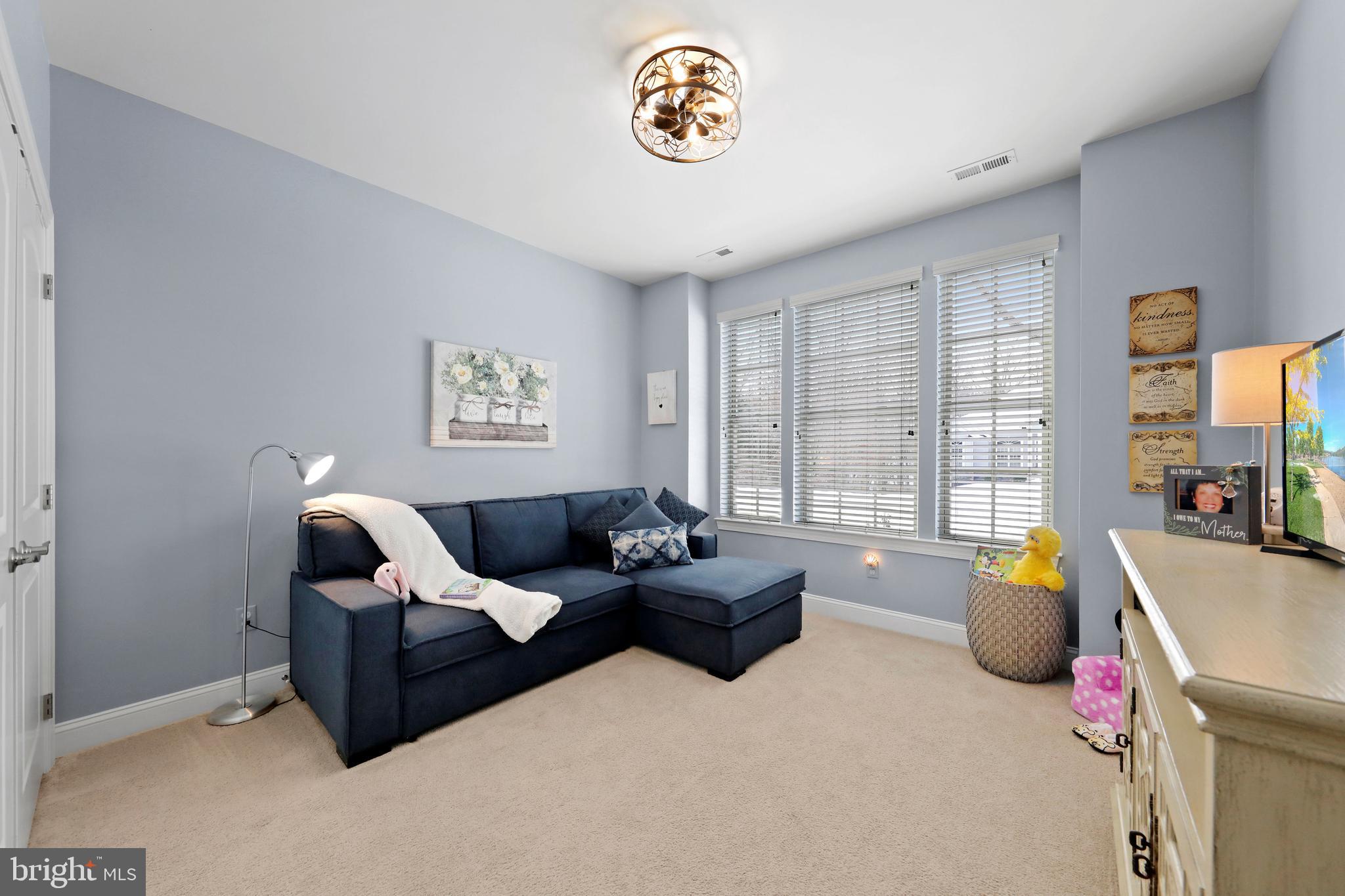 5 ACRES AND INDEPE - Residential