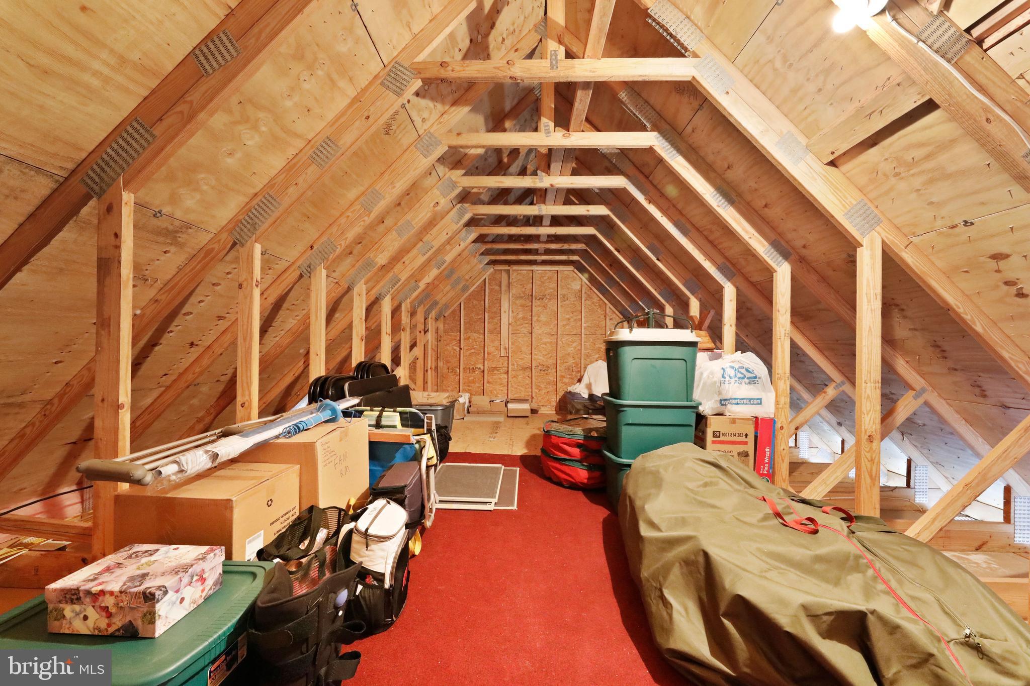 5 ACRES AND INDEPE - Residential