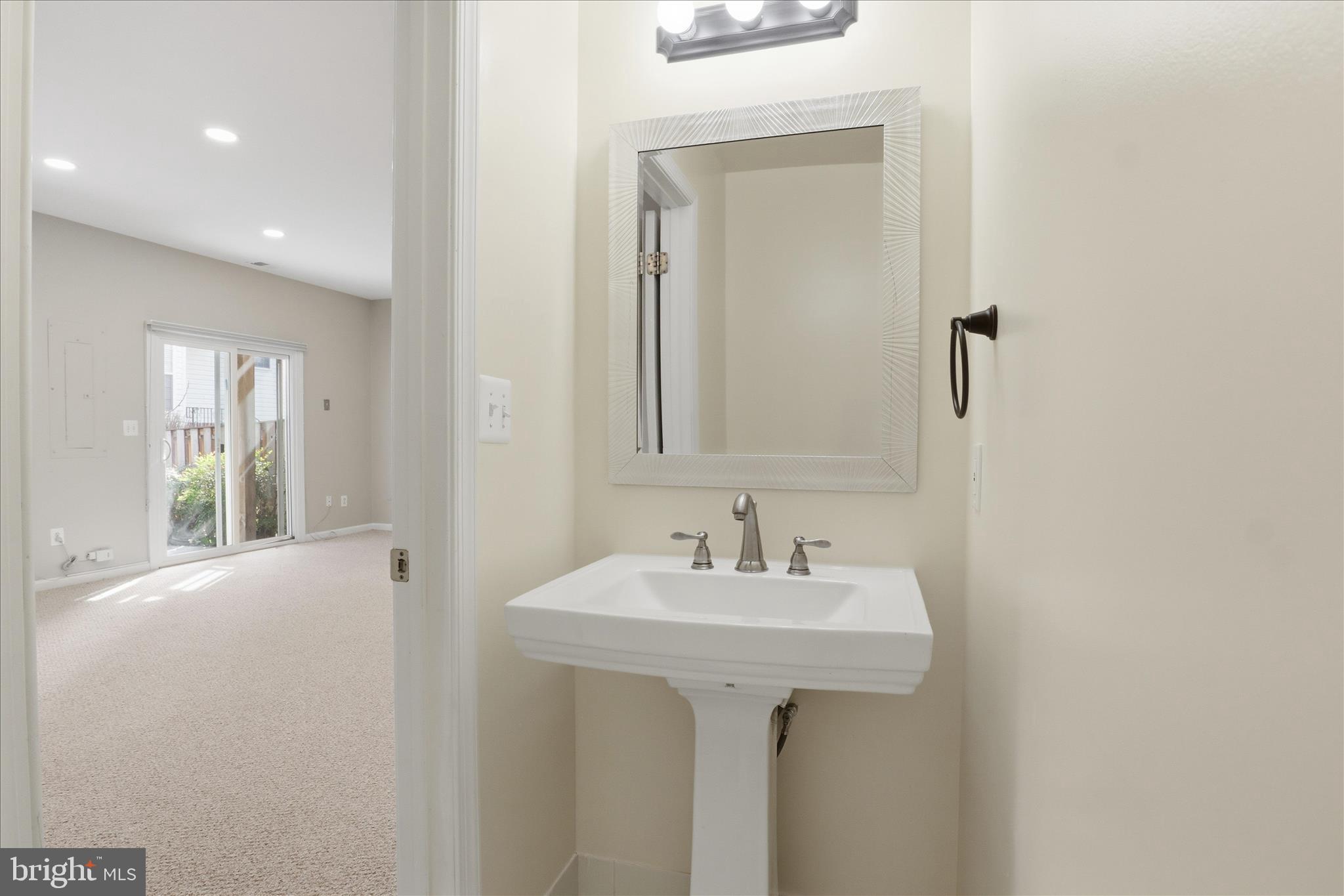 FAIR LAKES COURT - Residential