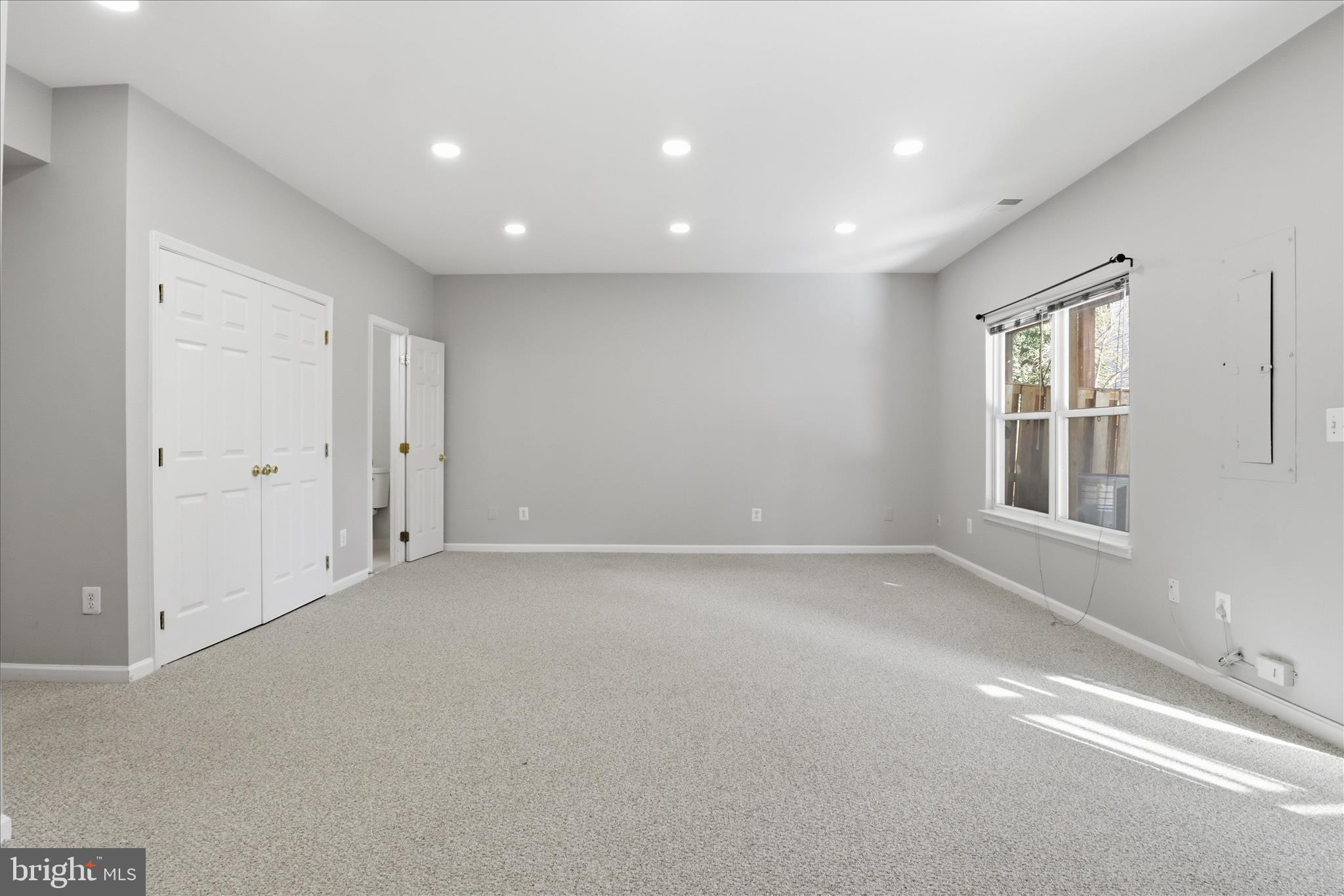 FAIR LAKES COURT - Residential