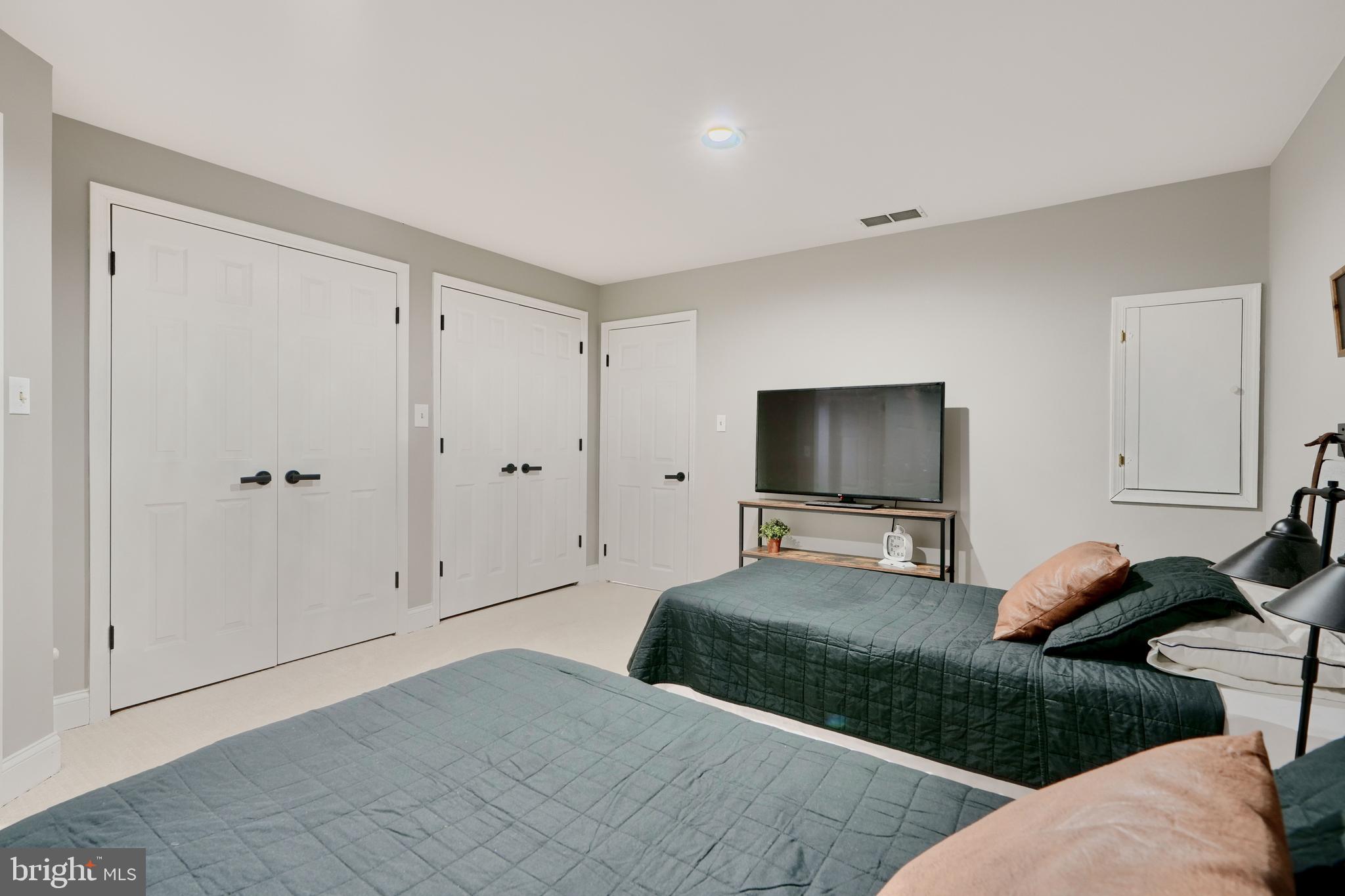 TWELVE HILLS - Residential