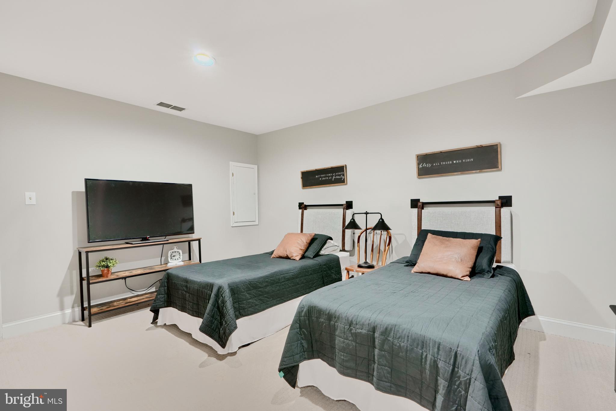 TWELVE HILLS - Residential