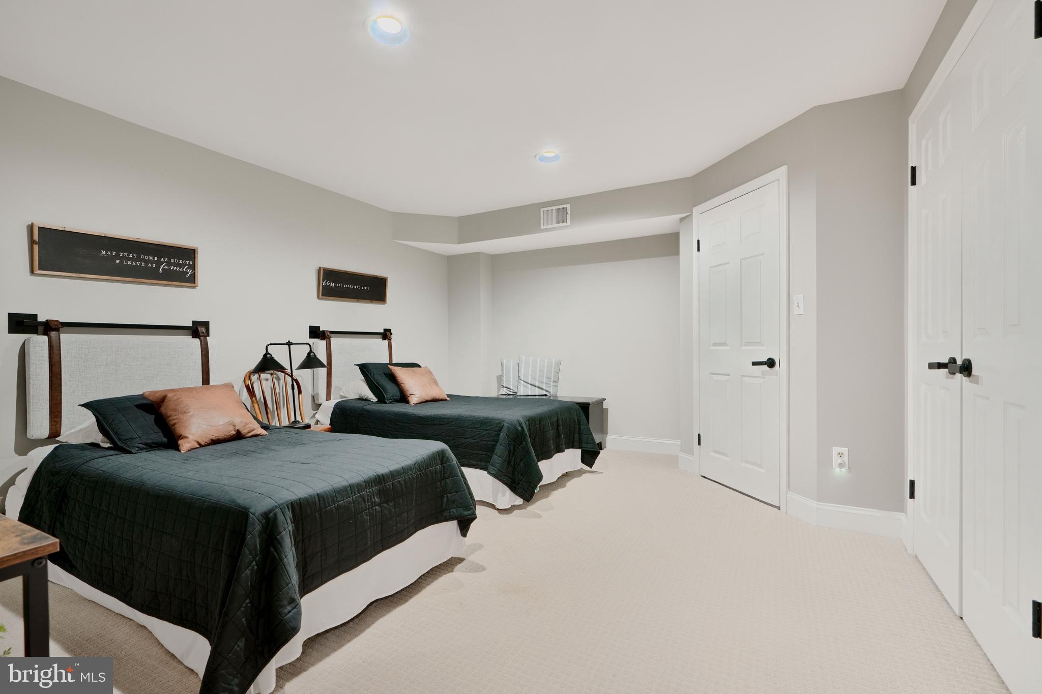 TWELVE HILLS - Residential