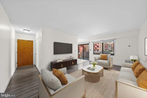 6441 Richmond Highway Unit 201, Alexandria, VA MLS: VAFX2229750