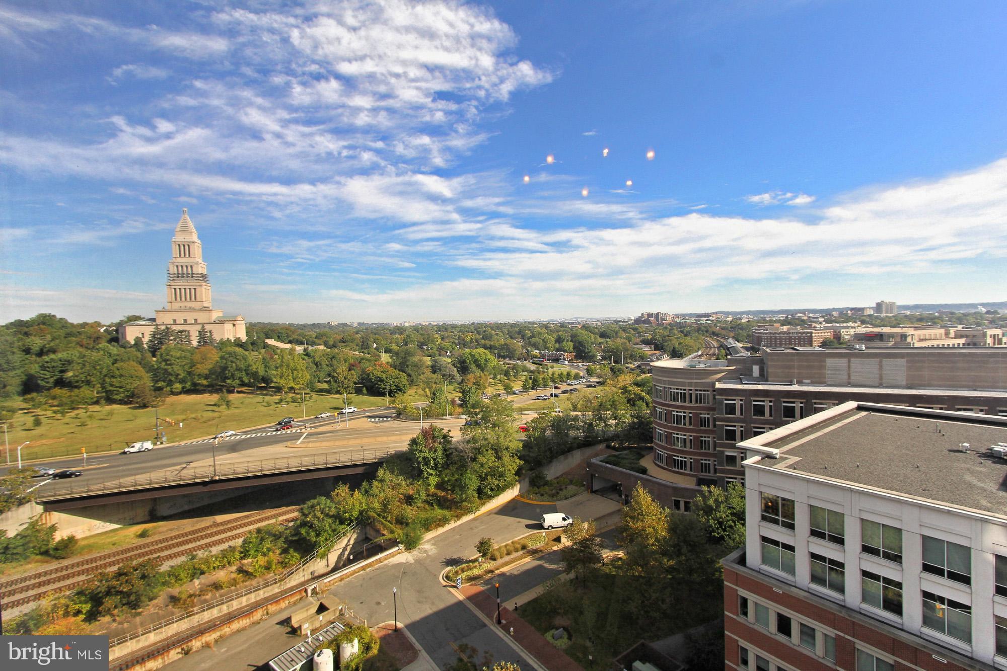 CARLYLE TOWERS - Residential