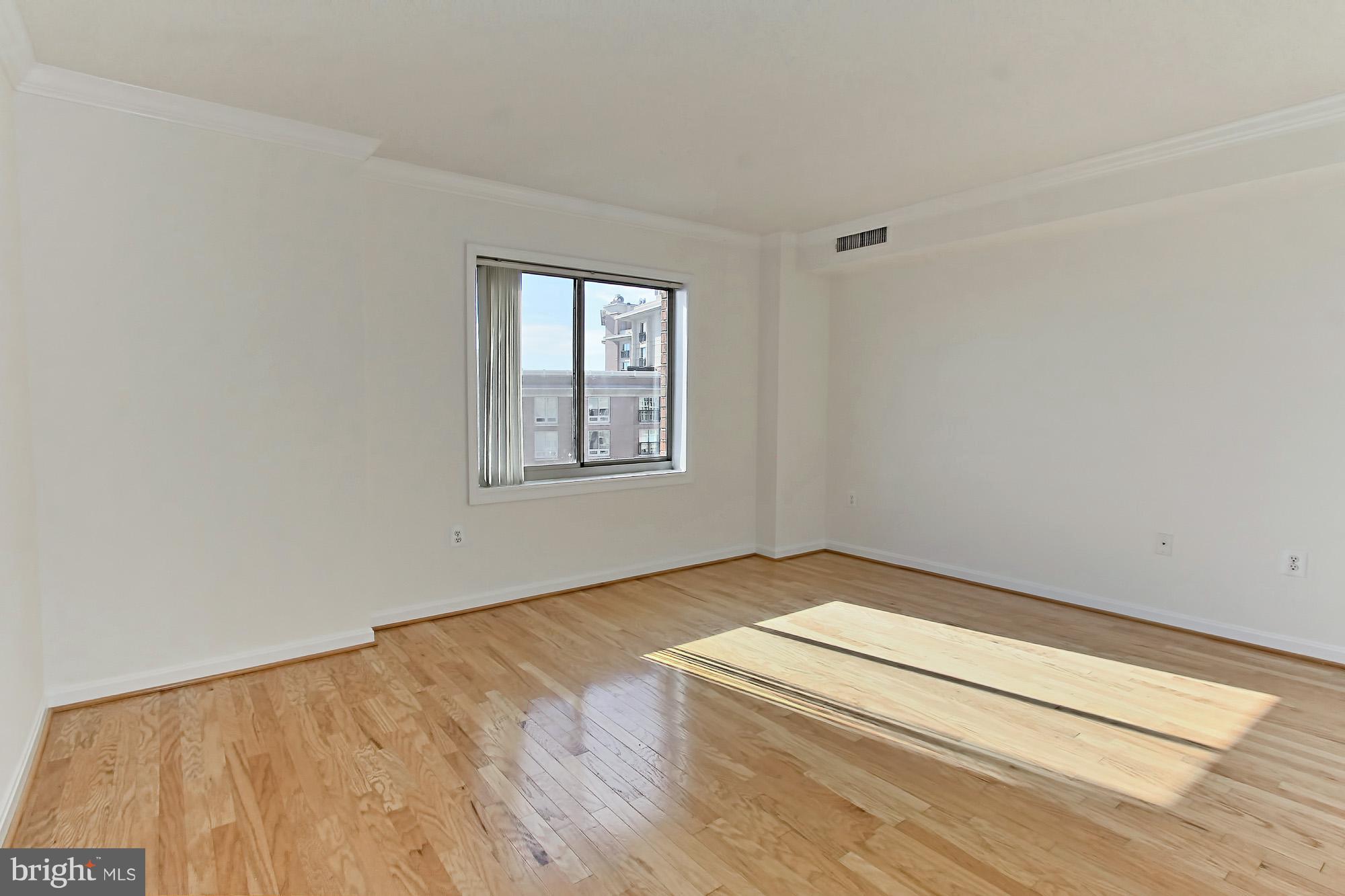 CARLYLE TOWERS - Residential