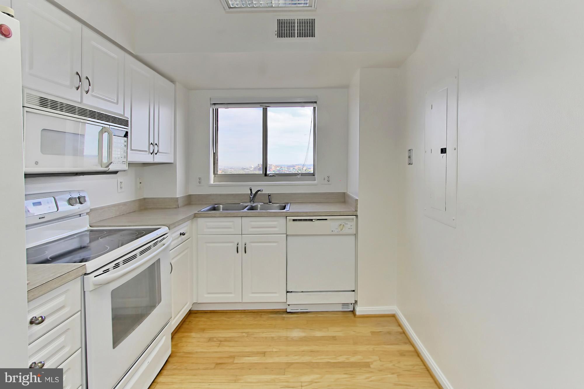 CARLYLE TOWERS - Residential