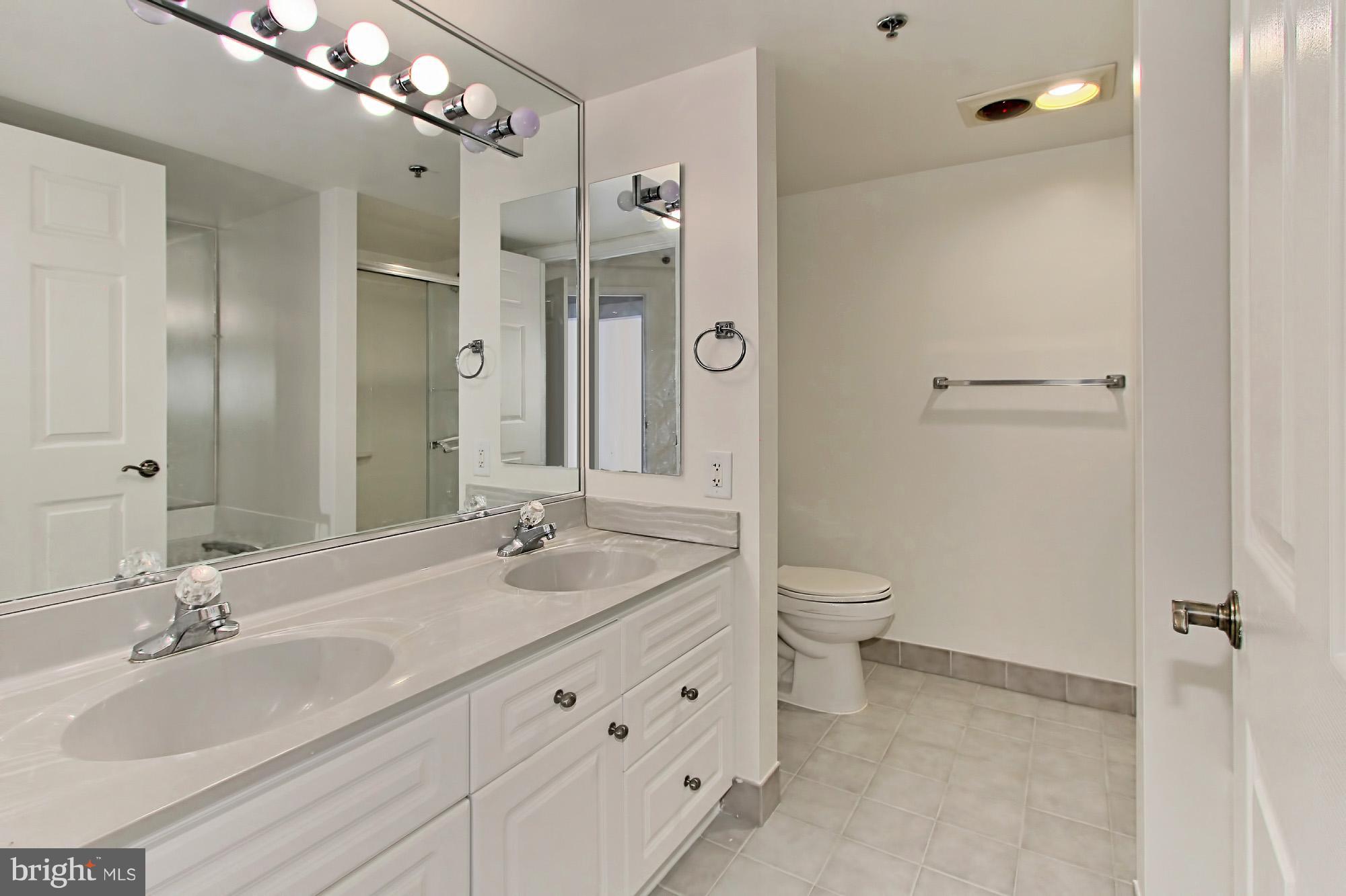 CARLYLE TOWERS - Residential