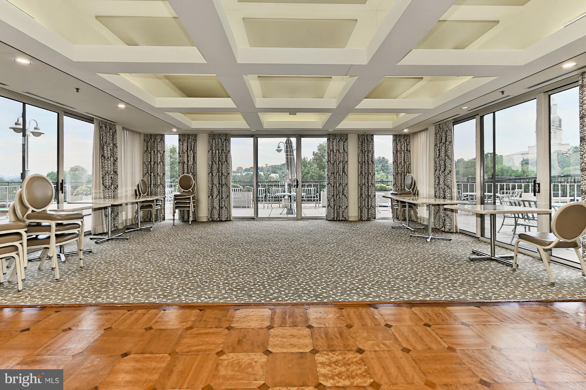 CARLYLE TOWERS - Residential