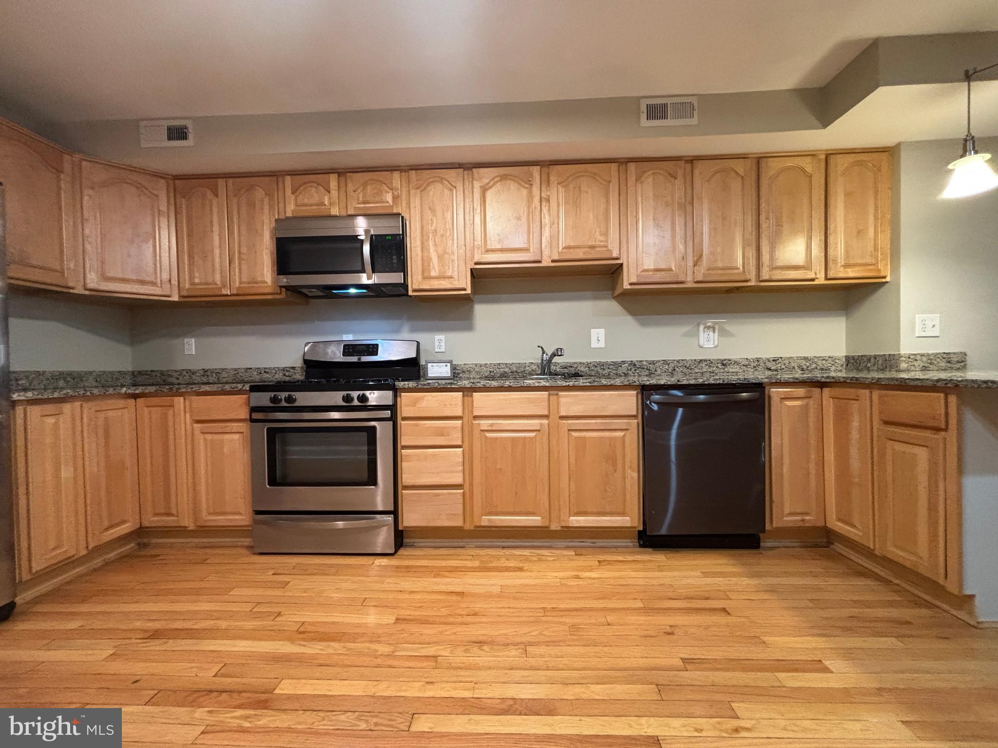 1122 W HAMBURG STREET