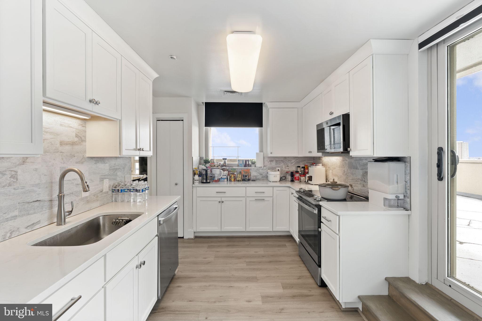 DOCKSIDE CONDOMINIUM - Residential