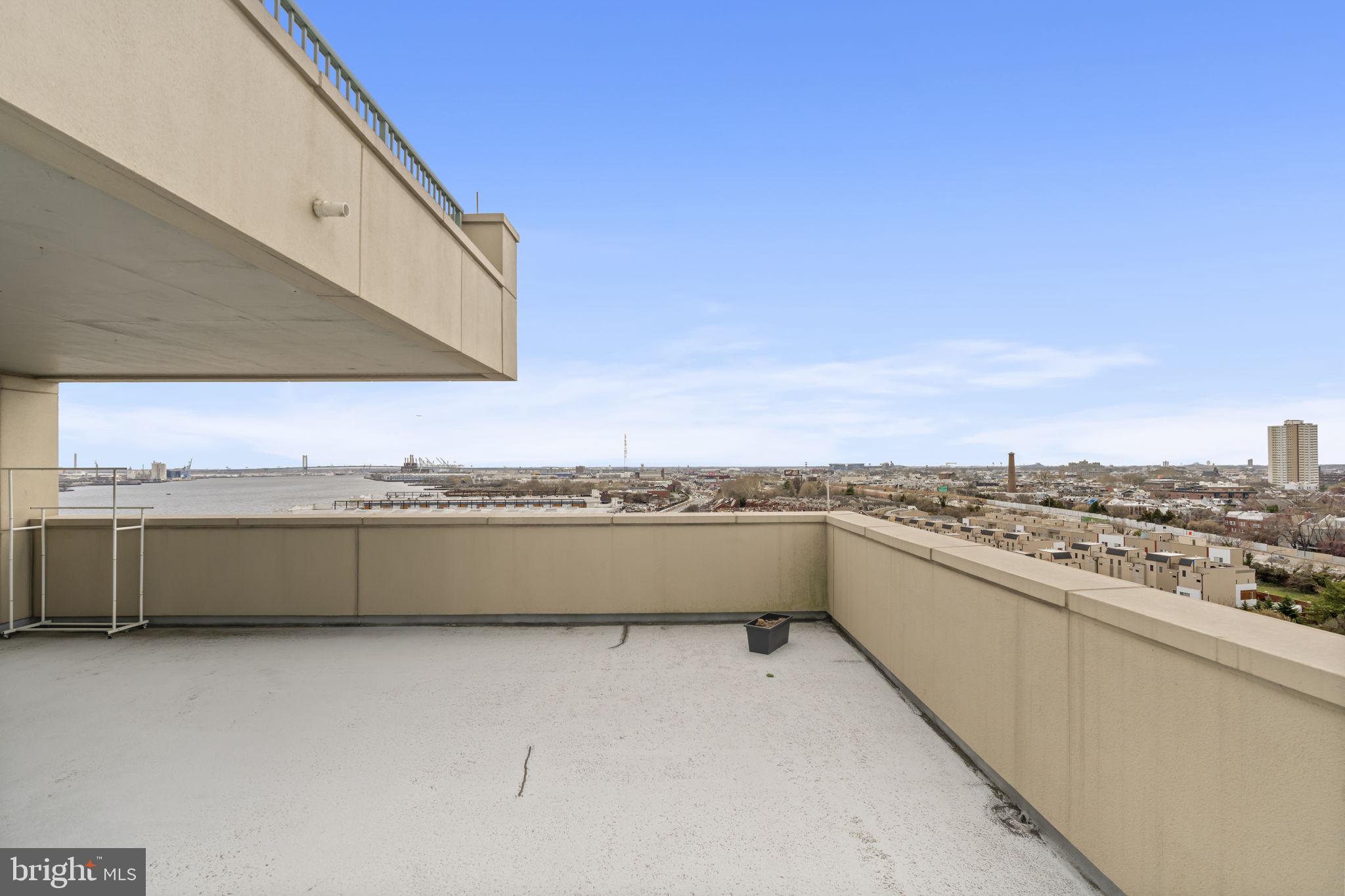 DOCKSIDE CONDOMINIUM - Residential