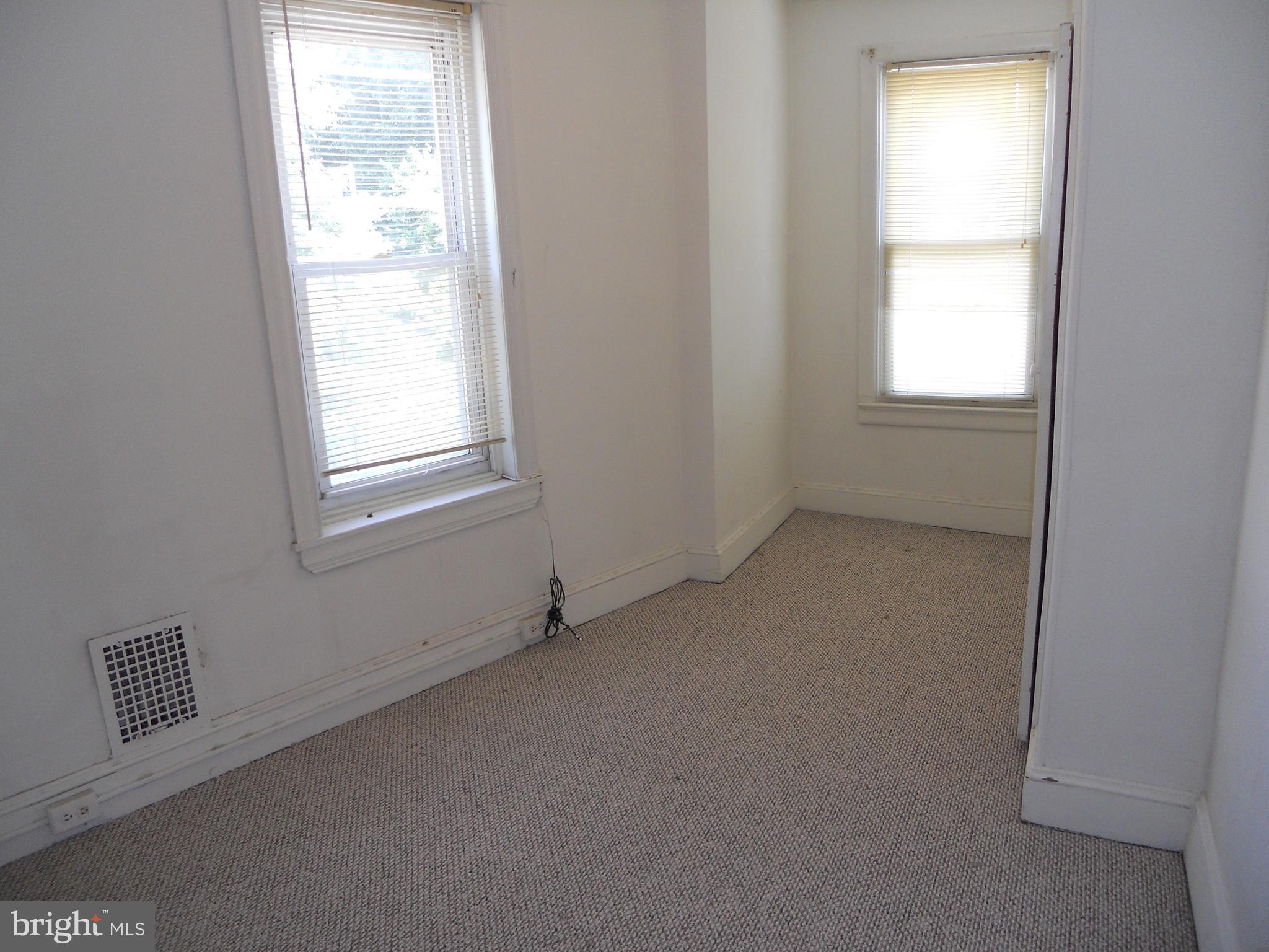 EAST FALLS - Residential Lease