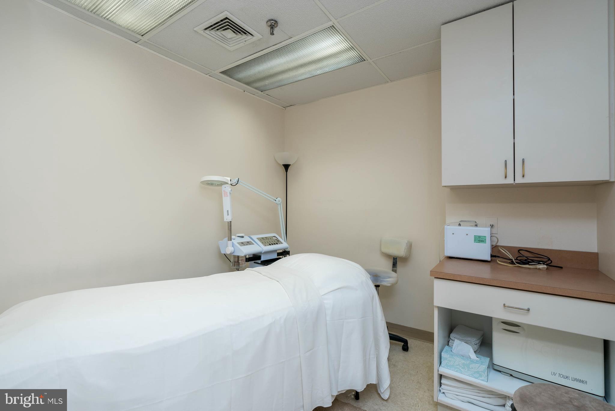 ART MUSEUM AREA - Commercial Lease