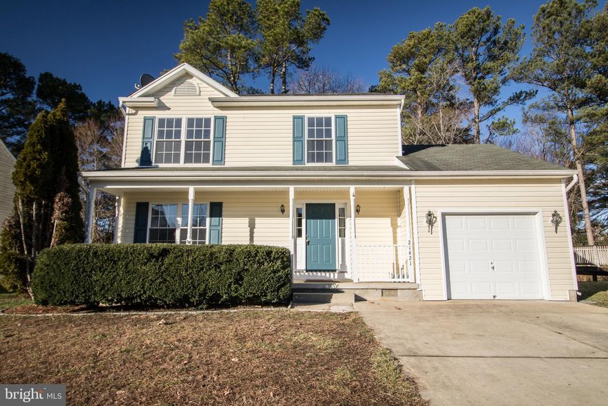 Great 3 bed 2.5 bath home in Emerald Hills. Attached one car garage and nice front porch. Washer/Dryer included. Natural gas heat, hot water and stove. Kitchen island,  formal LR, formal DR, eat-in kitchen. Master bedroom with walk-in closet. Fresh paint and new flooring throughout. Tenant responsible for minor int./ext. maintenance. Must use Wilkerson application lease. Certified funds.