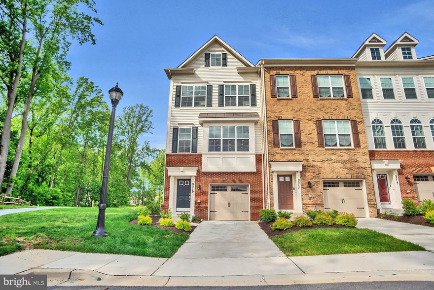 Beautiful End Unit Rental, location doesn't get better. Minutes from beltway, shops & favorite restaurants.  Enjoy the clubhouse, fitness center & pools. Available June 15th