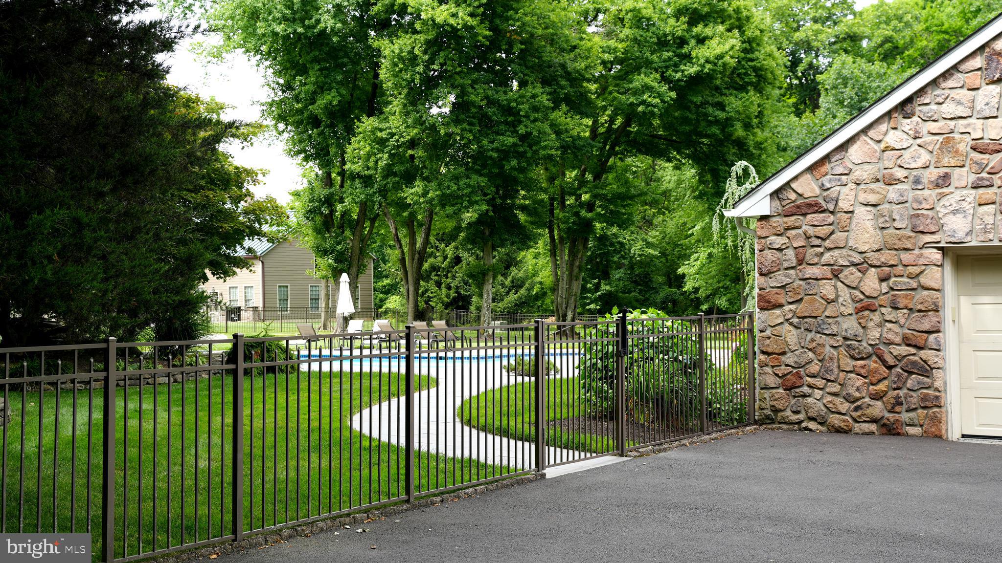 MEETINGHOUSE VIL - Residential