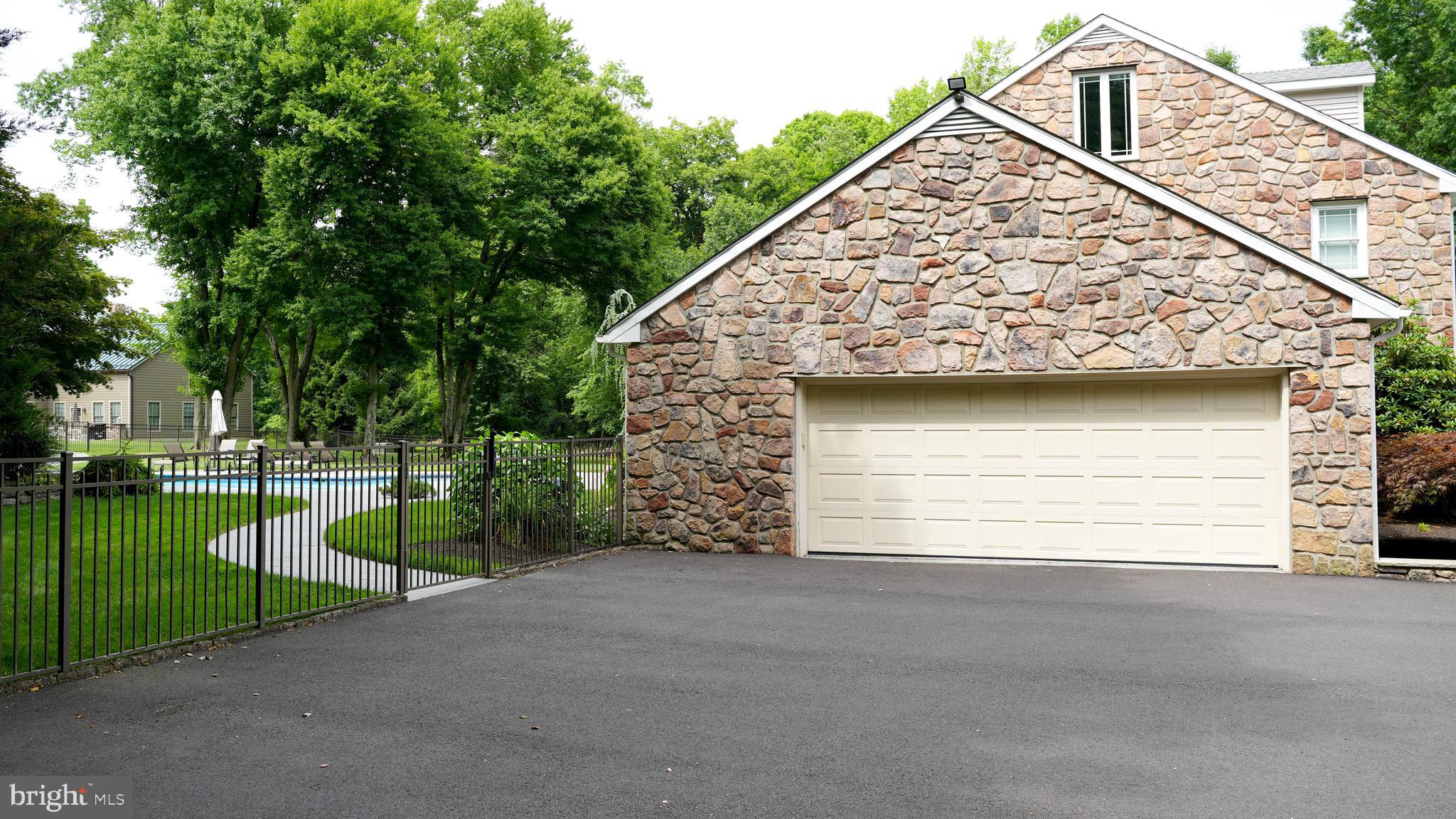 MEETINGHOUSE VIL - Residential