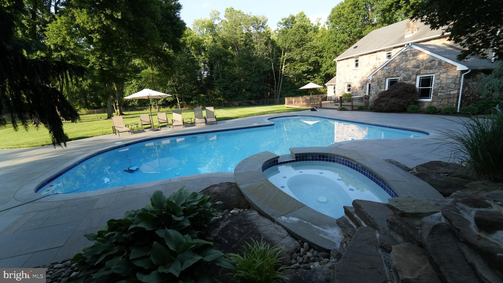 MEETINGHOUSE VIL - Residential