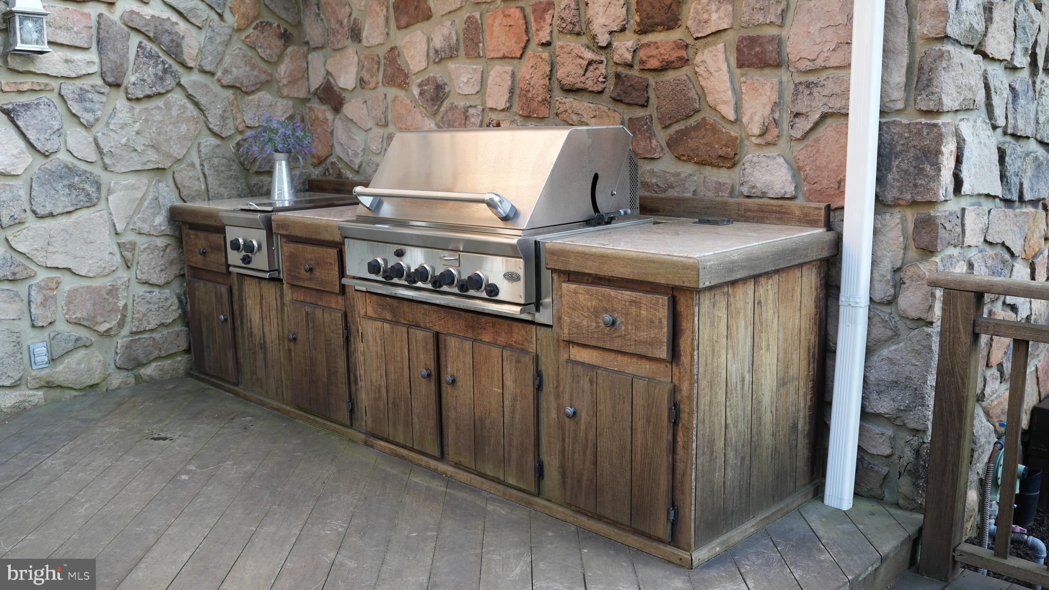 MEETINGHOUSE VIL - Residential