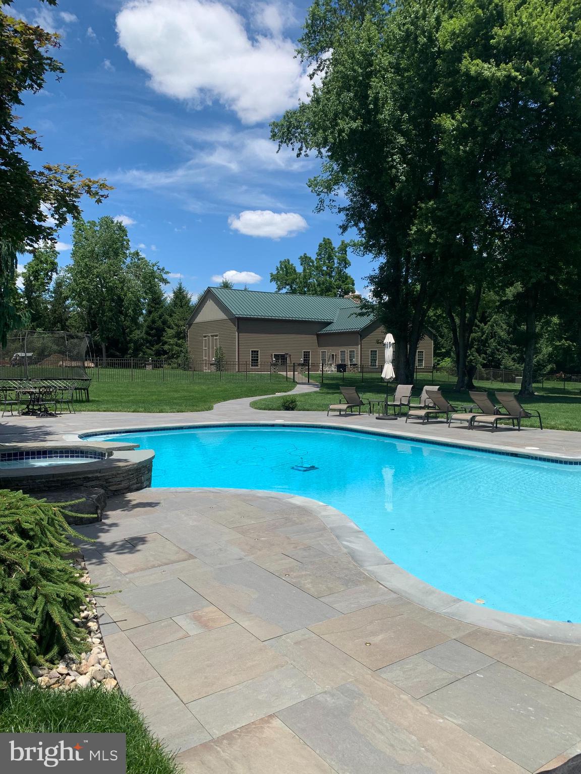 MEETINGHOUSE VIL - Residential