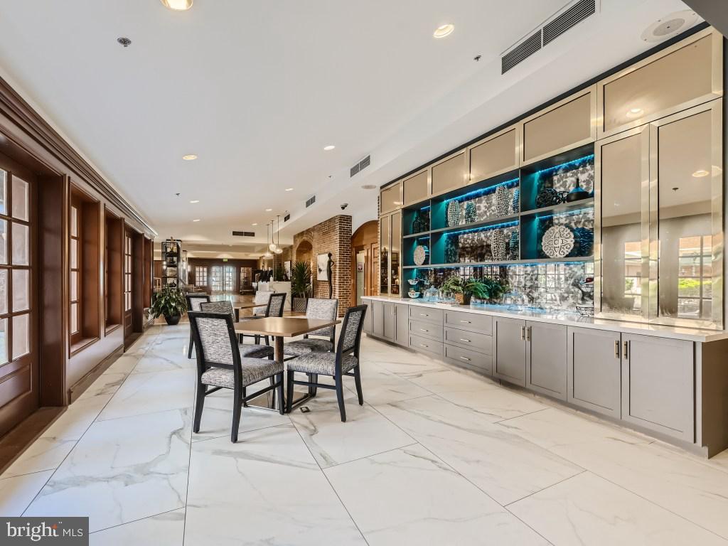 HENDERSON'S WHARF - Residential