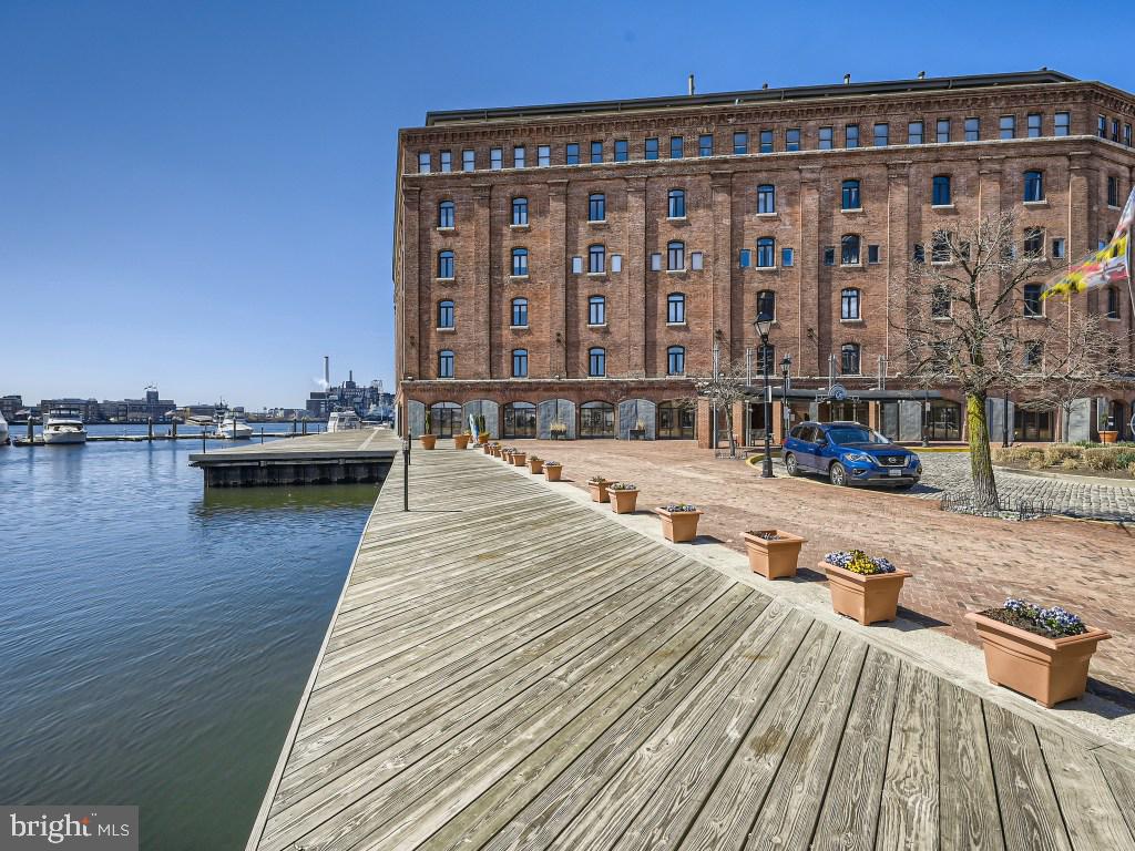HENDERSON'S WHARF - Residential