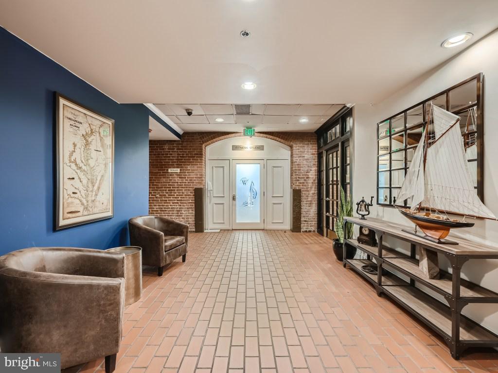 HENDERSON'S WHARF - Residential