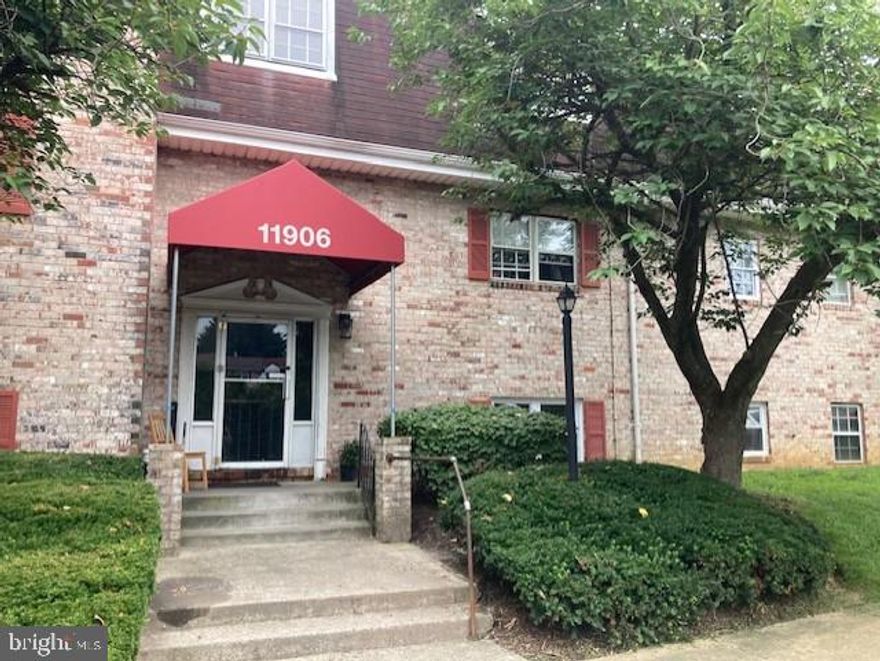 Updated top floor unit is ready for new owners. Freshly painted with new light fixtures. New appliances in kitchen. Perfect location with close proximity to public transportation and highway. Shoppings in walking distance.