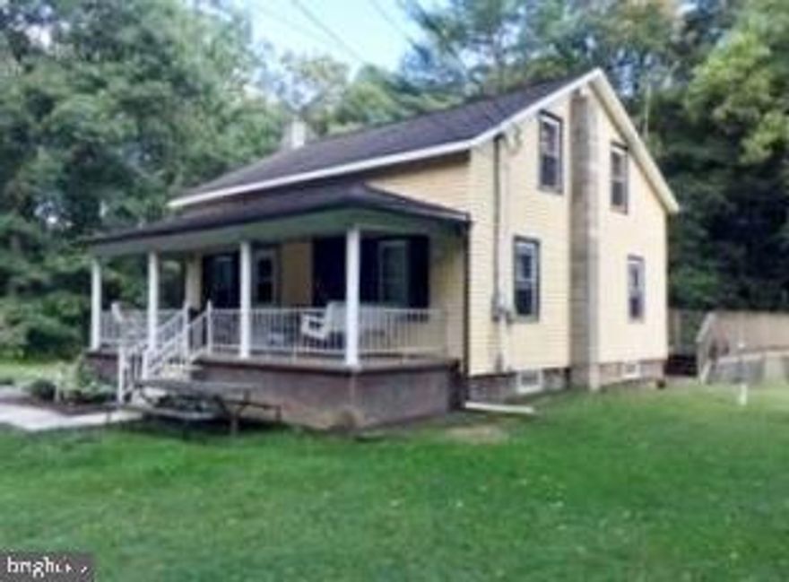 GREAT LITTLE FIXER UPPER IN THE COUNTRY! PERFECT FOR FIRST TIME HOME BUYERS! NEEDS SOME TLC TO MAKE IT YOUR OWN! POOL NOT FUNCTIONAL. DECK REPAIRABLE.