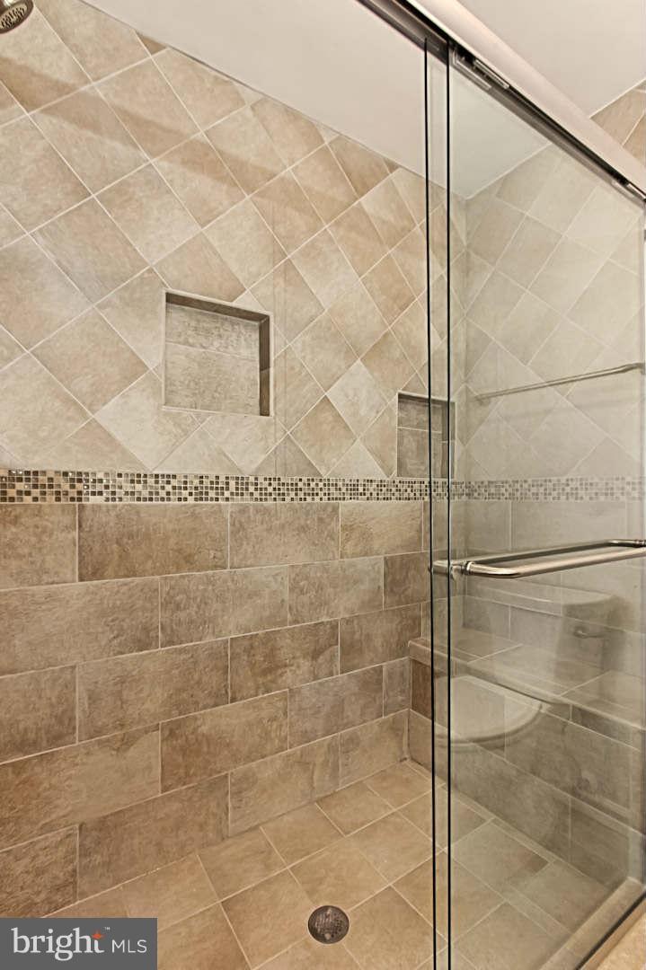 COLUMBIA SQUARE - Residential Lease