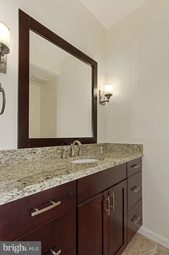 COLUMBIA SQUARE - Residential Lease