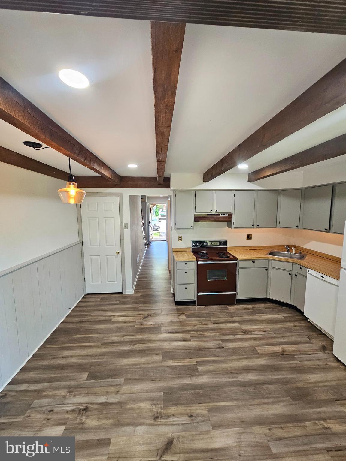 LINDEN HILL SQUARE - Residential Lease