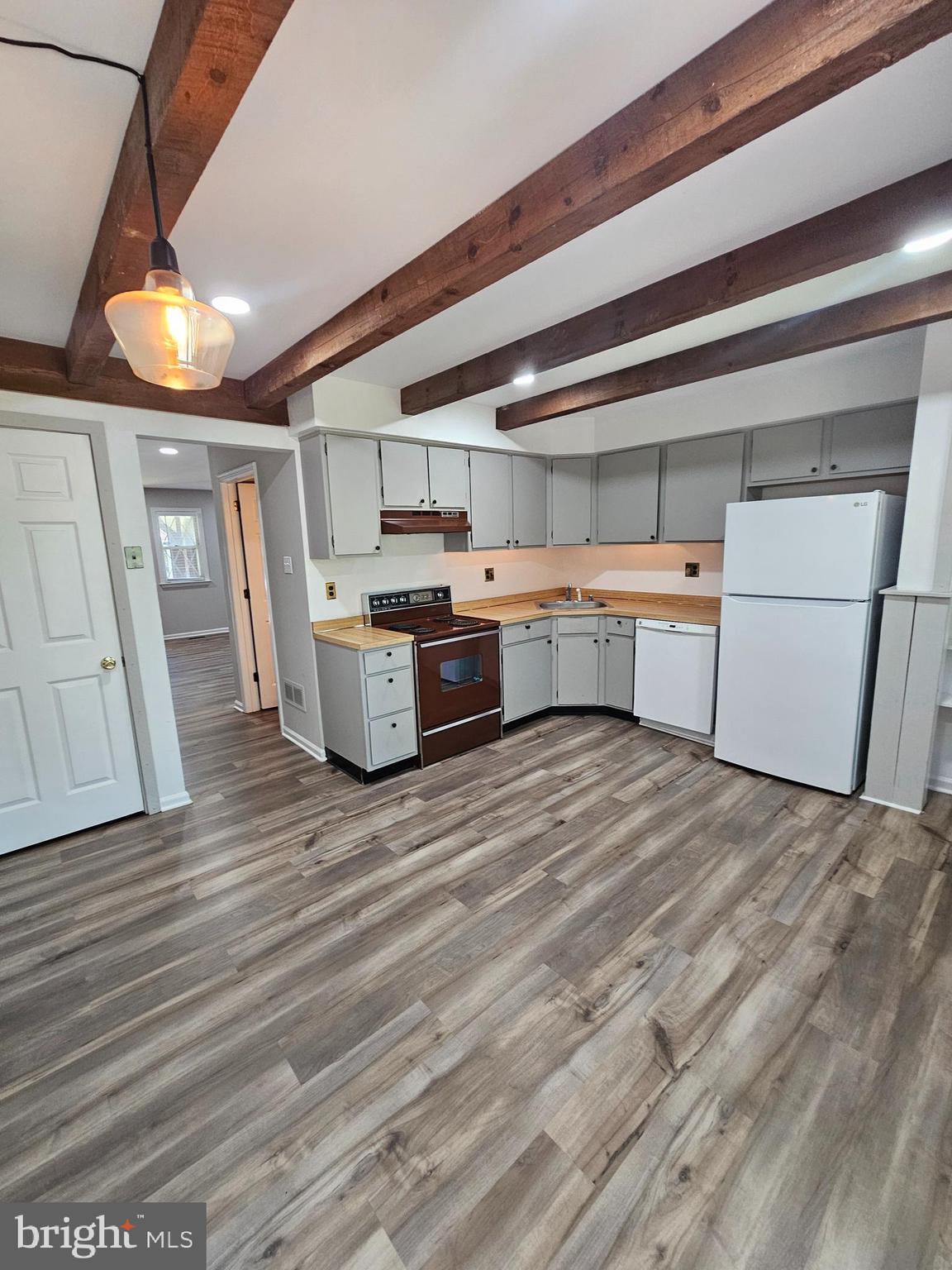 LINDEN HILL SQUARE - Residential Lease